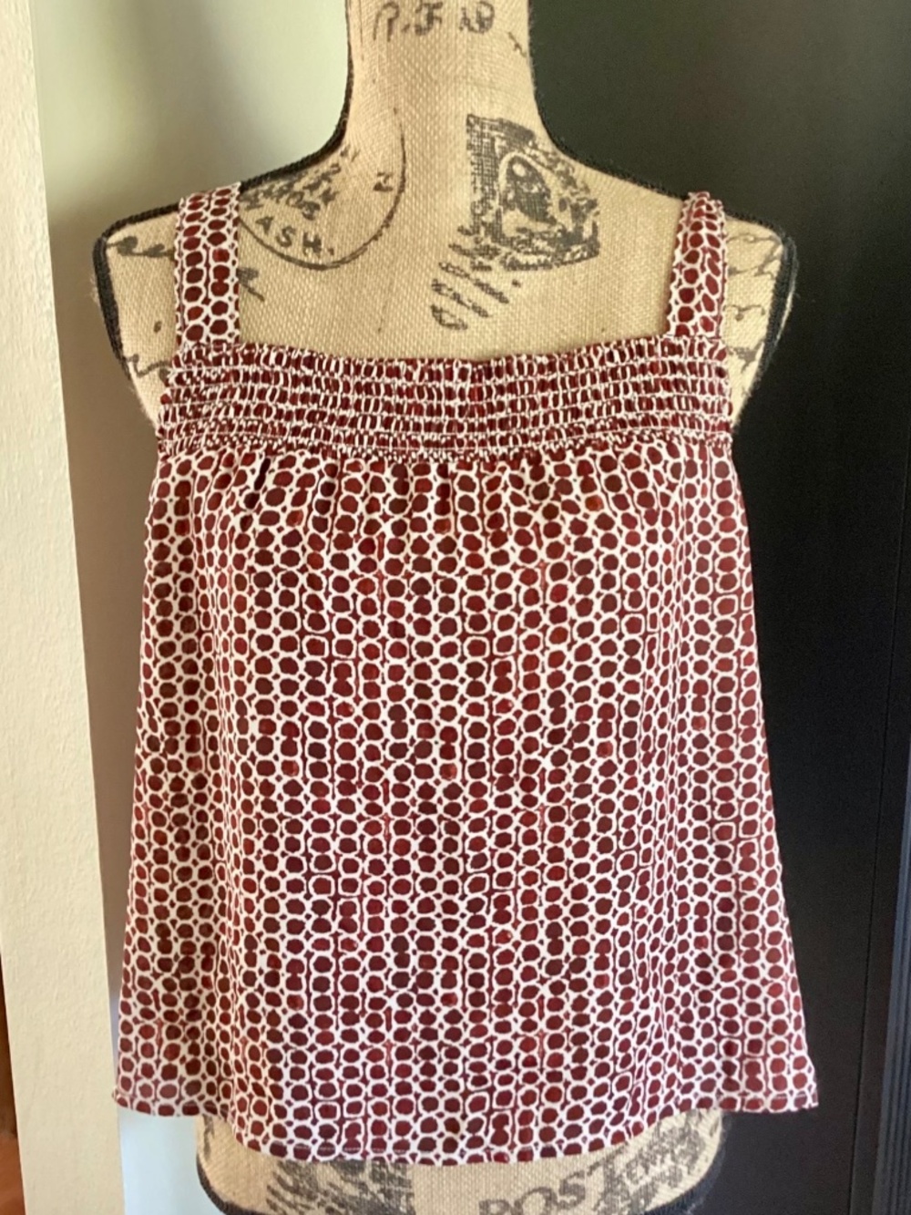 EVEREVE Drew Sleeveless Smocked Accent Tank Top Dot Pattern Sz Medium